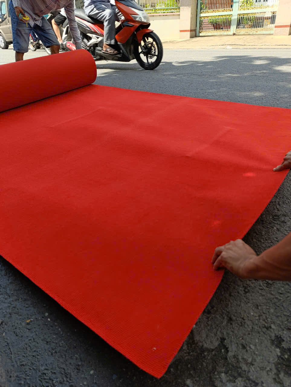 Thảm nỉ màu đỏ