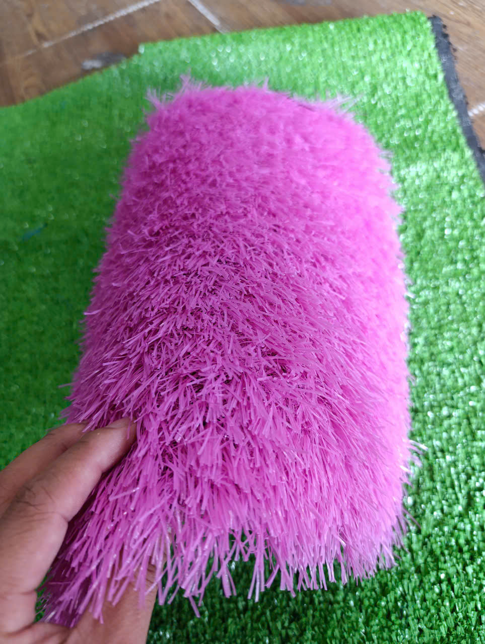 Cỏ nhân tạo màu hồng