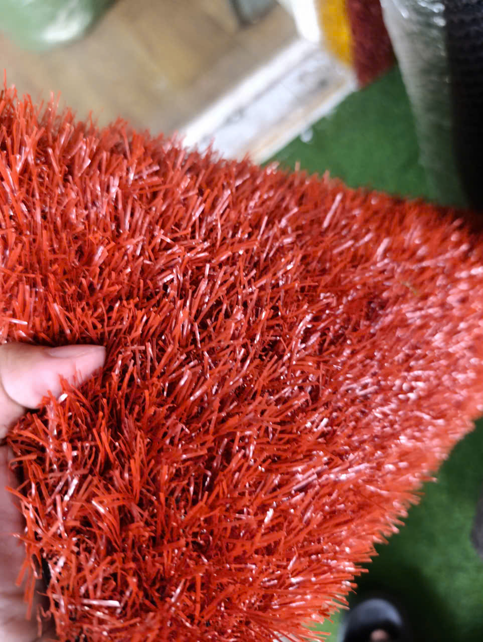 Cỏ nhân tạo màu đỏ