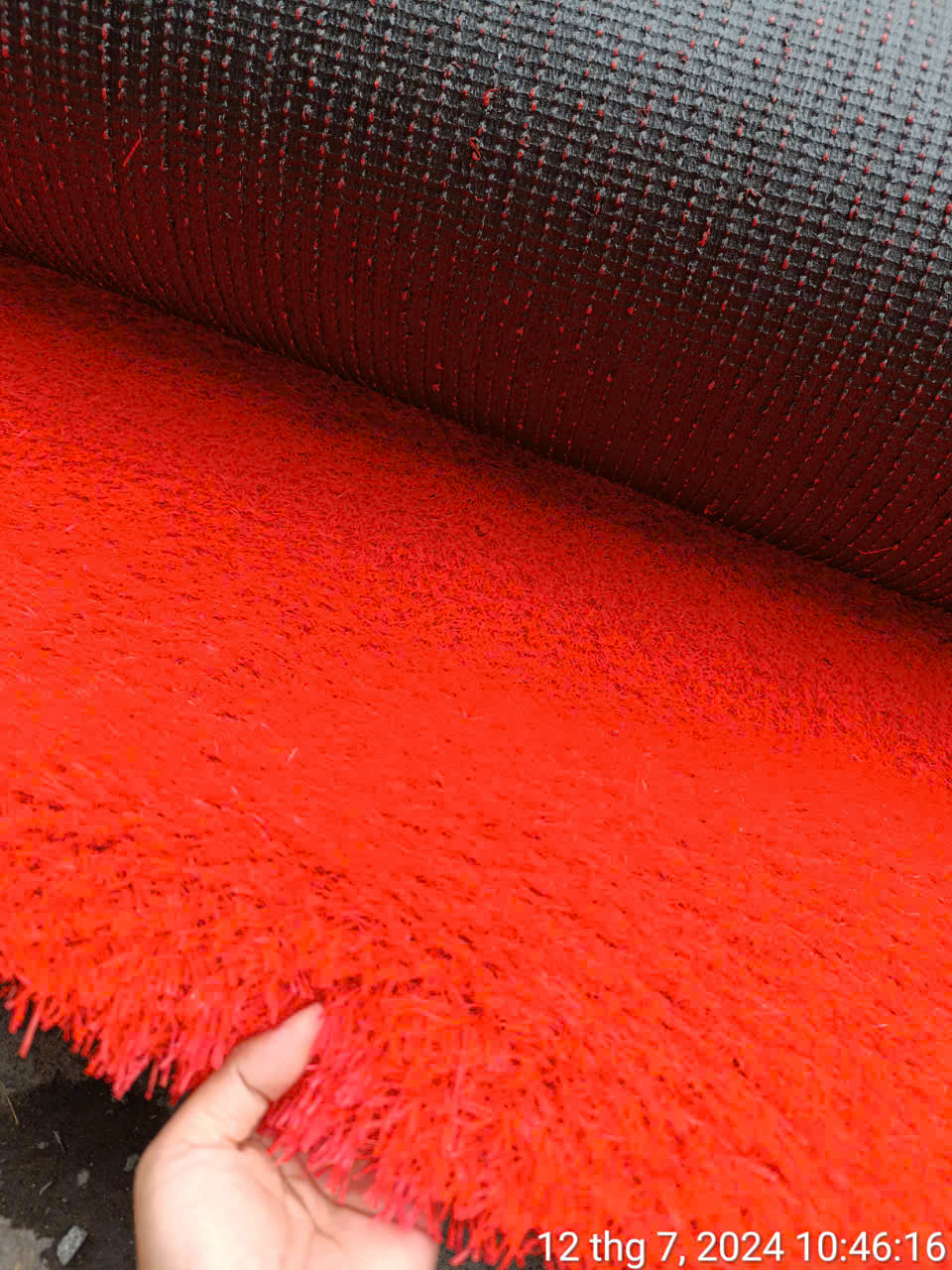 Cỏ nhân tạo màu đỏ