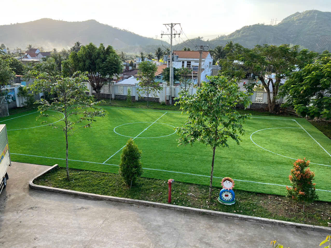 Thảm cỏ sân bóng mini và trường học đẹp giá rẻ